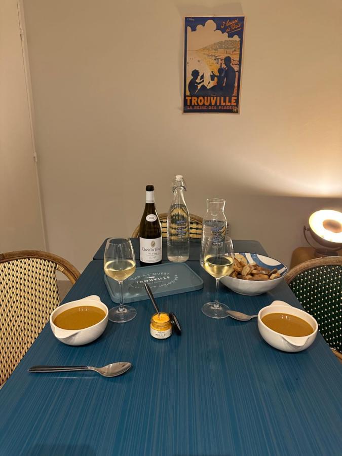 Апартаменты Appart Lumineux Avec Vue Sur Mer A 180 Degres Трувиль-сюр-Мер Экстерьер фото